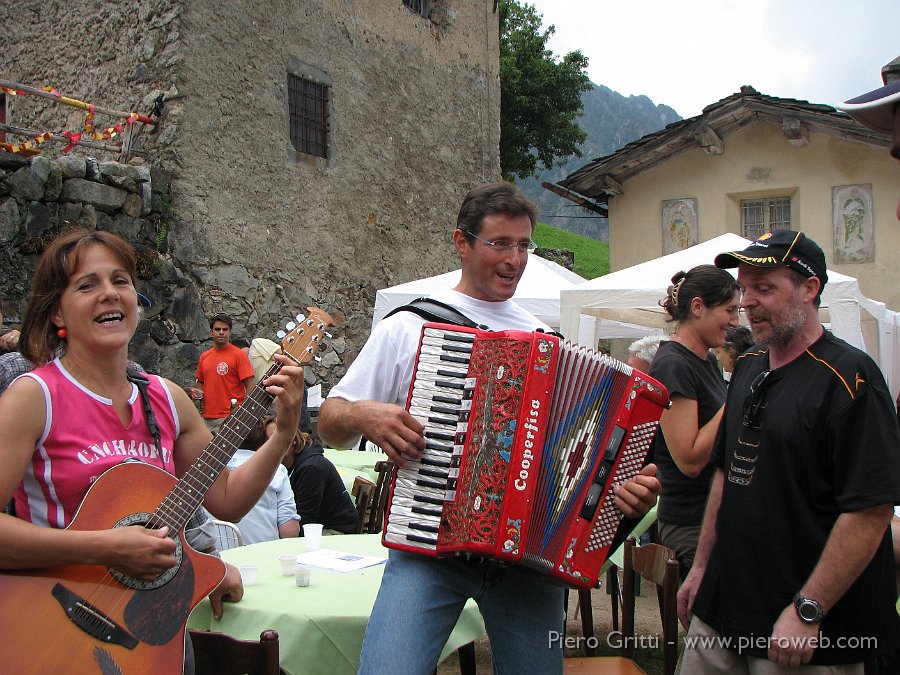 Pusdosso-Festadestate08 114.jpg - Sergio con la fisaramonica e Cate con la chitarra accompagnano i canti